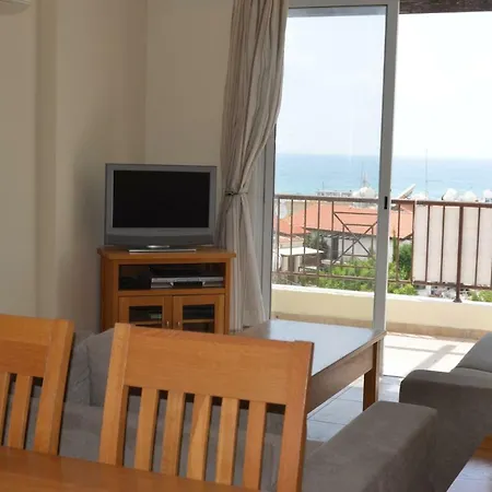 아파트 Caiti's Place 파포스